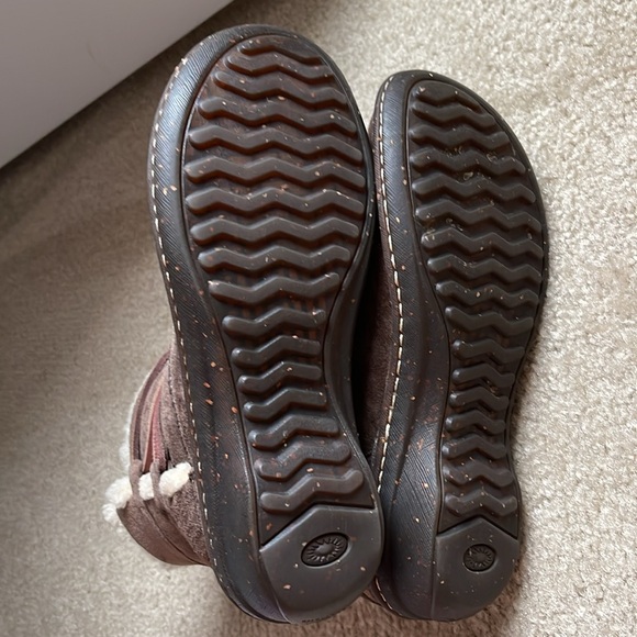 Ugg boots size 8 - Picture 3 of 5